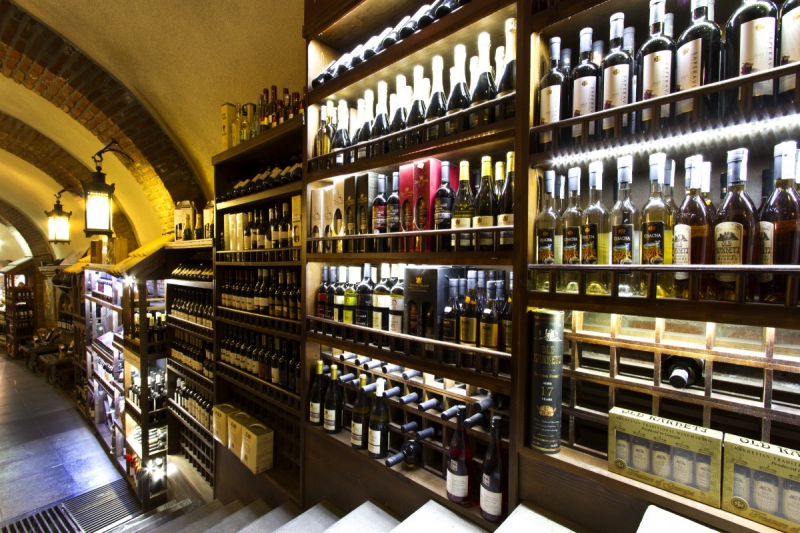bar-LES ARCS-min_world_street_travel_shop_canon_georgia_wine_bottles-429767